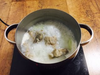 12、#咸食# 田七大枣煲猪骨汤,大火煮约10分钟,汤色变白。