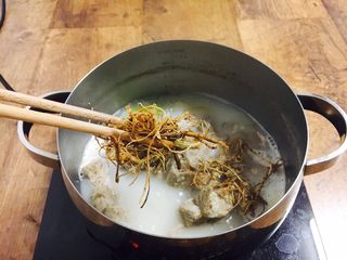 13、#咸食# 田七大枣煲猪骨汤,放入田七,煮开后,改小火煮20分钟左右。