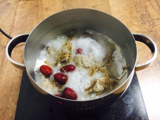 14、#咸食# 田七大枣煲猪骨汤,最后放入大枣再煮5分钟即可