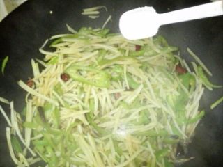 11、青椒土豆丝,加盐，大火翻炒，如果有些干可以加两勺水