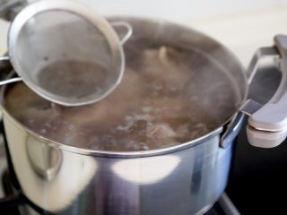 1、玉米大骨汤,3.将清洗干净猪大骨头再次入锅，并倒满一锅清水，大火烧开后撇去浮沫。