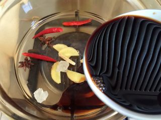 5、豉油鸡,配料放入锅中，倒入酱油