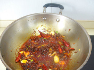 8、湖南麻辣小龙虾,加入姜蒜，葱白，八角和干辣椒炒出香味