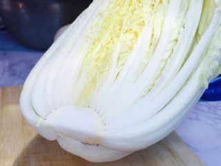 1、韩式辣白菜(辣酱调制),白菜一切为二,比较着急吃可一分为四!