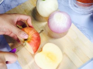 4、韩式辣白菜(辣酱调制),腌制时间我们可以准备腌料!苹果,梨,洋葱等切块!