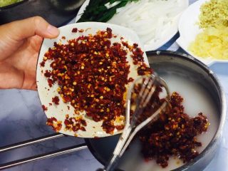 7、韩式辣白菜(辣酱调制),辣椒粉我提前用水泡了一会,增加辣味!大家也可以添加一点辣椒面!倒入糯米糊中混合!