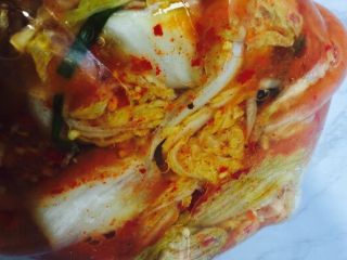 16、韩式辣白菜(辣酱调制),放入保鲜盒或者瓶中密封一周!放入冰箱冷藏储存!