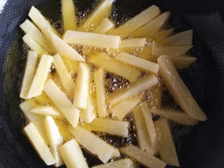 5、干锅香辣虾,热锅热油，把沥干的土豆条下锅炸成金黄色捞出。