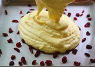 10、蔓越莓蛋糕卷,将切拌好的蛋糕糊全部倒进烤盘里