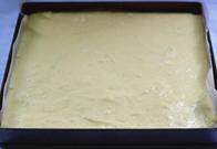 11、蔓越莓蛋糕卷,蛋糕刮刀将蛋糕糊表面抹平,震出气泡，送进事先预热好的烤箱180度15分钟