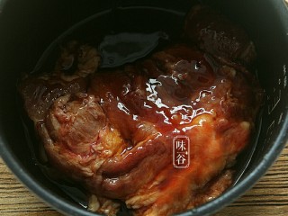 6、电饭煲版叉烧肉,腌制好的梅花肉放入电饭锅内；