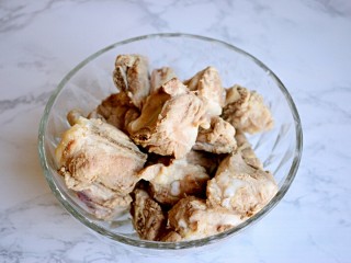 3、红烧排骨,排骨捞出备用