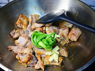 10、红烧排骨,加葱姜