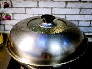 16、红烧排骨,加盖，大火烧开，转小火煮40分钟