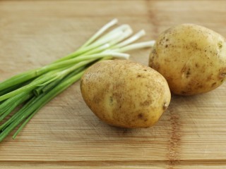 1、凉拌香辣土豆片,准备好所需主食材