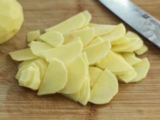 2、凉拌香辣土豆片,土豆去皮切片