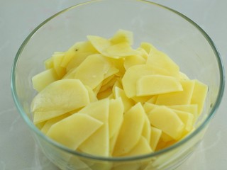 6、凉拌香辣土豆片,煮熟的土豆片过凉水，沥干水分放入容器中