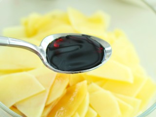 7、凉拌香辣土豆片,调入味极鲜酱油