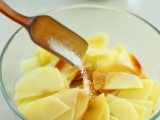 9、凉拌香辣土豆片,适量盐