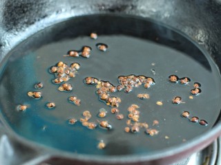 11、凉拌香辣土豆片,锅中倒适量食用油烧热后，放入花椒粒榨香