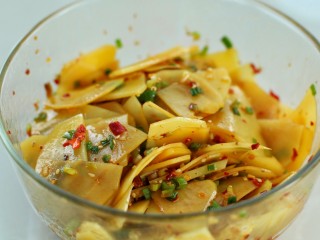 13、凉拌香辣土豆片,拌匀即可