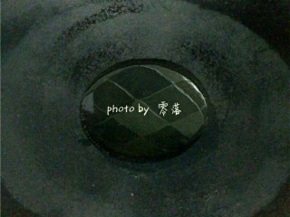 5、爆炒猪肝,炒锅烧热，倒入适量植物油再次烧热；