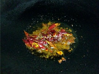 7、爆炒猪肝,放入干辣椒，花椒继续炒香；