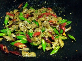 11、爆炒猪肝,调入适量盐，翻炒均匀，关火；