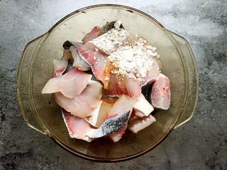 2、川香水煮鱼,将鱼片洗净,加入适量蒸鱼豉油、花椒油、料酒、淀粉拌匀腌制15-20分钟。