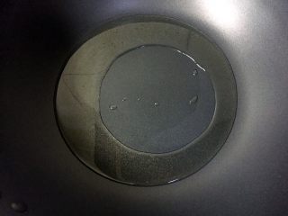 7、川香水煮鱼,热锅倒油烧至八成热。