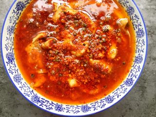 18、川香水煮鱼,将油泼在辣椒面和花椒上,听见滋滋的声音。