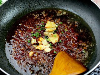 10、水煮肉片,少许底油加入郫县豆瓣酱炒出红油,下葱姜蒜爆香