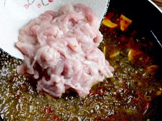 14、水煮肉片,烫沸腾后下入浆好的肉片,快速用筷子打散,