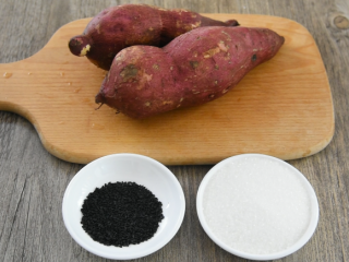 1、 达人教你做拔丝地瓜，糖丝不断，一看就懂,地瓜 1个、熟黑芝麻 1g、糖 100g