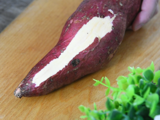 2、 达人教你做拔丝地瓜，糖丝不断，一看就懂,地瓜洗净去皮