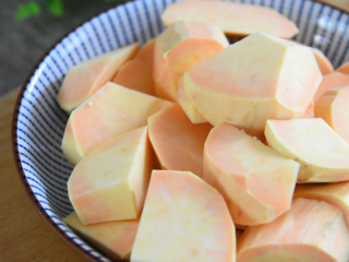 3、 达人教你做拔丝地瓜，糖丝不断，一看就懂,将地瓜切成连刀快