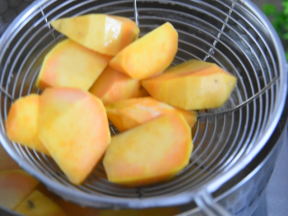 4、 达人教你做拔丝地瓜，糖丝不断，一看就懂,地瓜沸水焯1分钟