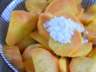 5、 达人教你做拔丝地瓜，糖丝不断，一看就懂,倒入15g生粉