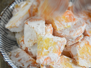 6、 达人教你做拔丝地瓜，糖丝不断，一看就懂,用手抓匀