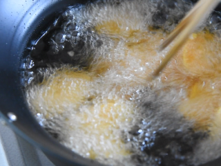 7、 达人教你做拔丝地瓜，糖丝不断，一看就懂,油温至7分熟，转小火下地瓜，用筷子来回翻动