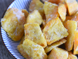 8、 达人教你做拔丝地瓜，糖丝不断，一看就懂,炸约3分钟左右至地瓜金黄沥干捞出