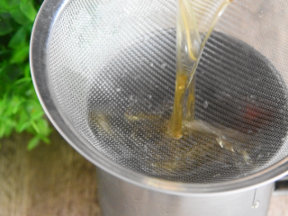 9、 达人教你做拔丝地瓜，糖丝不断，一看就懂,用双层滤网过滤熟油，冷却后用保鲜膜封存