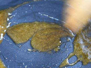 11、 达人教你做拔丝地瓜，糖丝不断，一看就懂,小火炒至糖完全融化成黄褐色