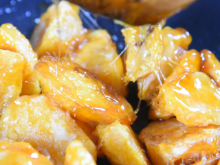 12、 达人教你做拔丝地瓜，糖丝不断，一看就懂,关火，放入地瓜快速翻炒，盛出