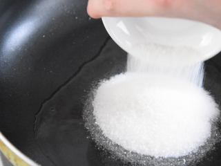 10、 达人教你做拔丝地瓜，糖丝不断，一看就懂,油锅倒入少许油，倒入100g糖