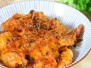 13、 达人教你做拔丝地瓜，糖丝不断，一看就懂,最后撒上1熟黑芝麻点缀即可