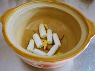 2、红烧肉，懒办法却更好吃~,把这些都到一个合适大小的砂锅。