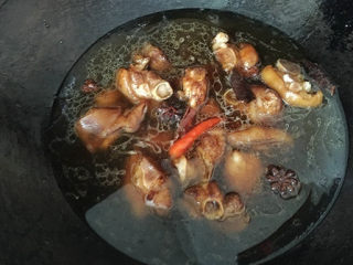 5、红烧猪蹄,此时的带筋猪蹄已经明显上色了，马上加水，大火烧开；