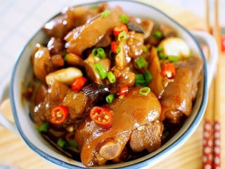 8、红烧猪蹄,出锅前撒上葱花即可出锅了。