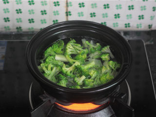 3、西兰花炒虾球,西兰花掰开烧开水，加几滴油，水烧开后，将西兰花放进去快速焯烫1分钟